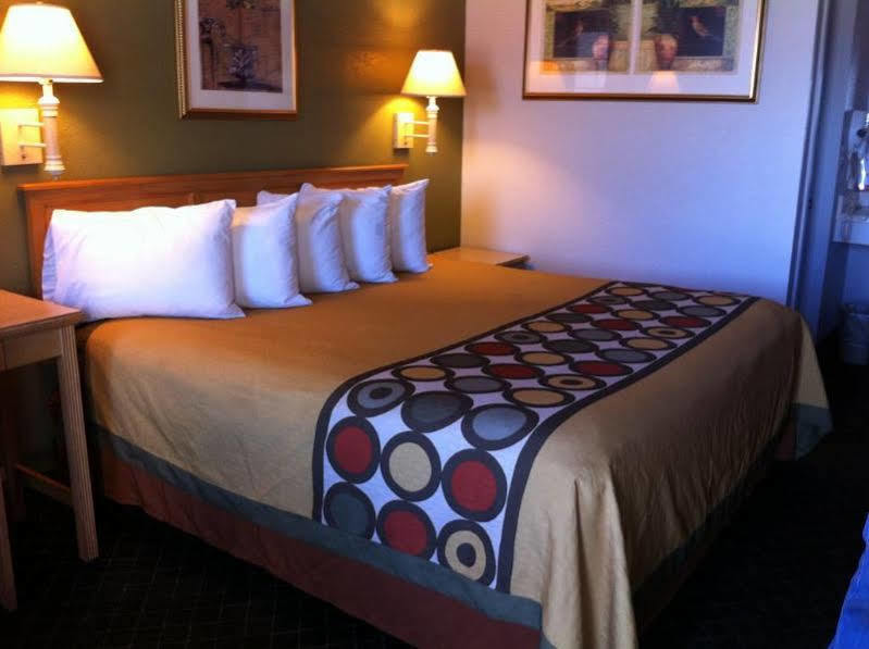 Super 8 By Wyndham Fredericksburg Exterior foto