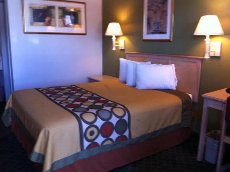 Super 8 By Wyndham Fredericksburg Exterior foto